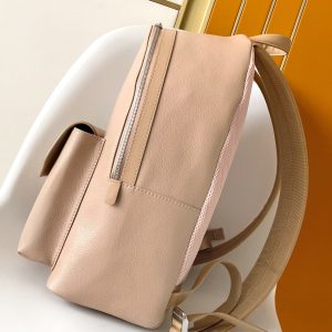 Alternative view of 【p680 Chip】 M23708 Black M57079 Black M59325 Gray M21362 Dark Green The all-new Aerogram backpack redefines contemporary style with refined elegance.Crafted from supple calfskin reminiscent of vintage airmail envelopes, it features a matte metal logo. The main compartment and flap front pocket offer ample space for weekend getaways or urban explorations. Dimensions: 43 x 30 x 14 cm. 168650